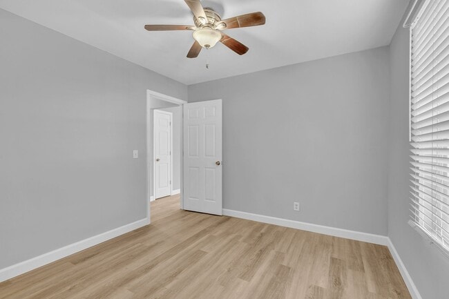 Building Photo - 525 Rushing St