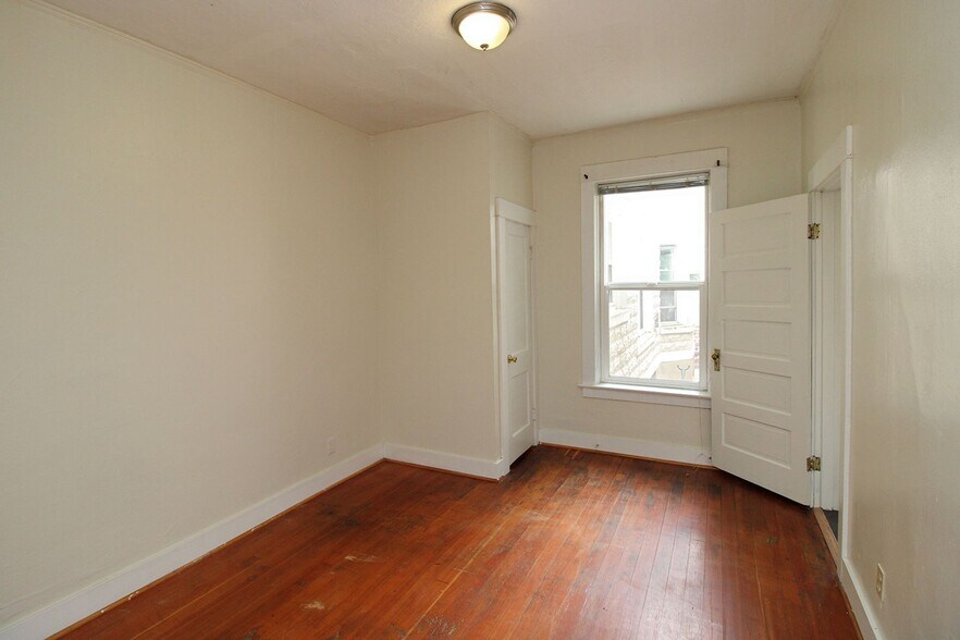 Building Photo - 8007-8015 N Denver Ave