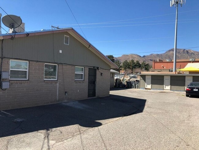 Building Photo - 4555 Sun Valley Dr
