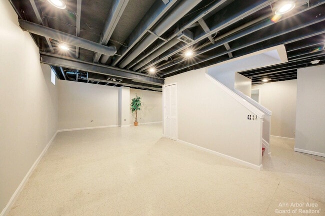 Building Photo - 3127 Dunwoodie Rd