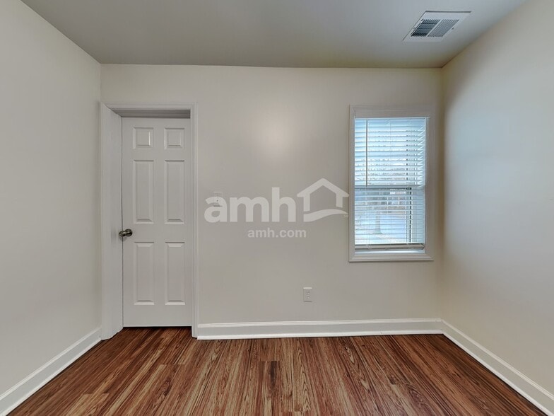 Building Photo - 581 Lakeside Valley Dr