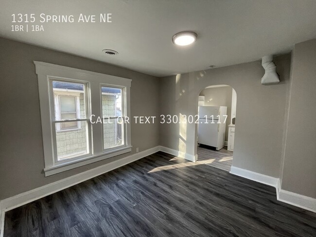 Building Photo - One bedroom one bathroom second level apar...