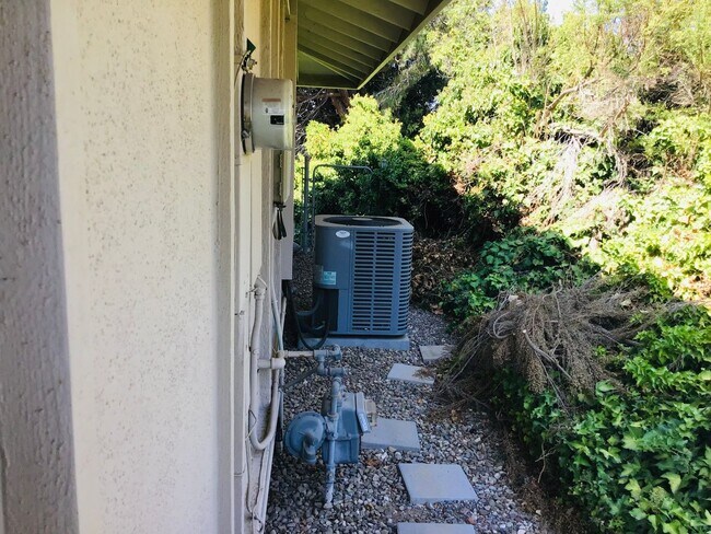 Building Photo - Panoramic views from 4 bedroom in Camarillo!
