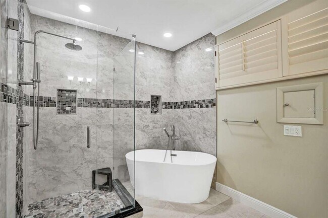 Building Photo - 2527 Lakes Dr