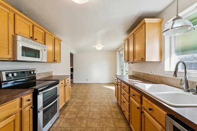 Building Photo - 420 S Five Mile Rd