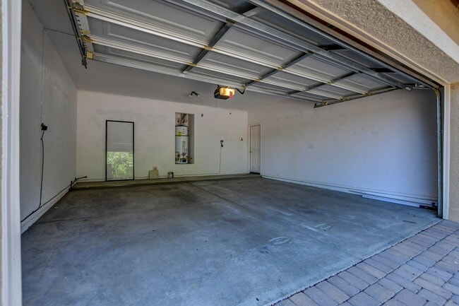 Building Photo - Beautiful 2 bed + den, 2 bath townhome in ...