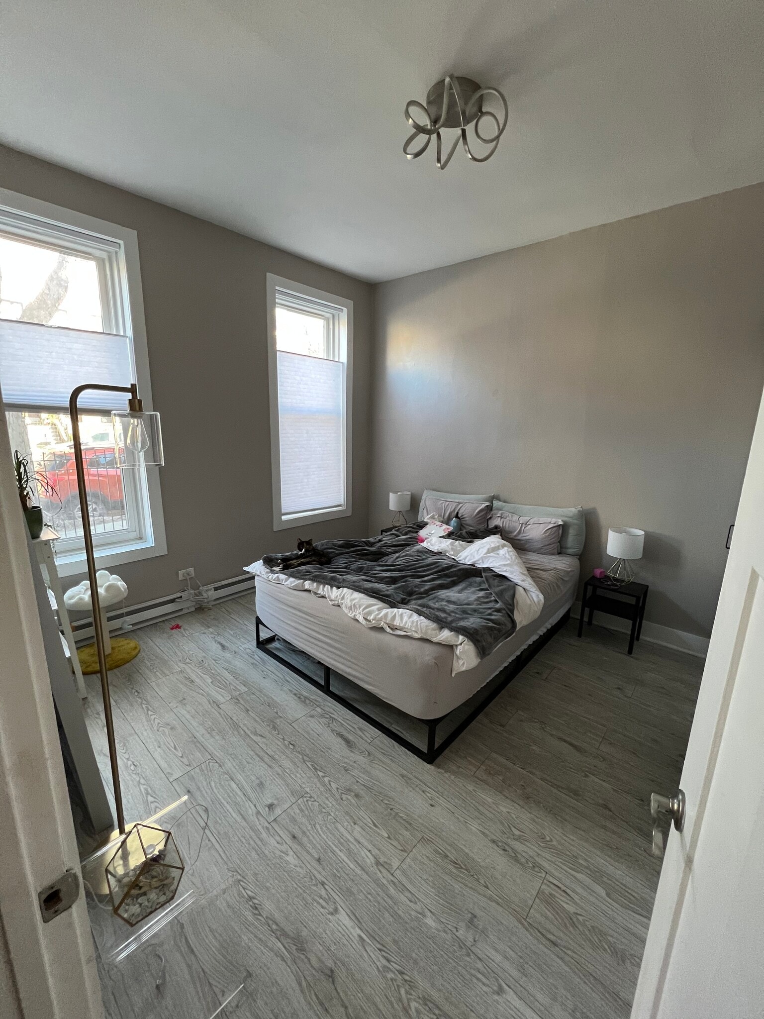Large sunlit bedroom - 2336 N Southport Ave