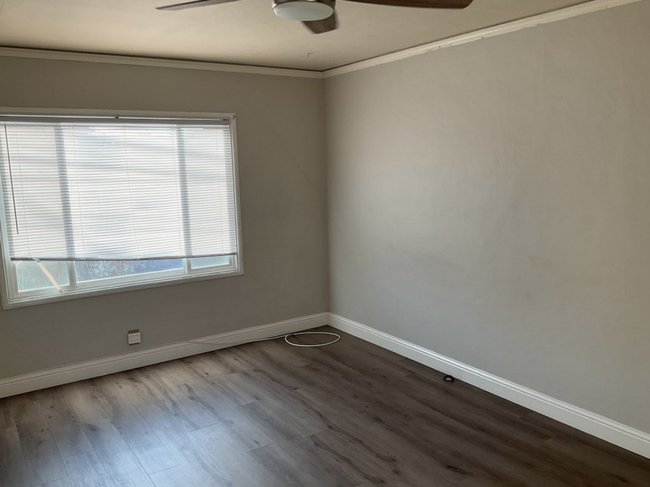 Building Photo - 2 bedroom 1 bath Duplex unit w/remodeled k...