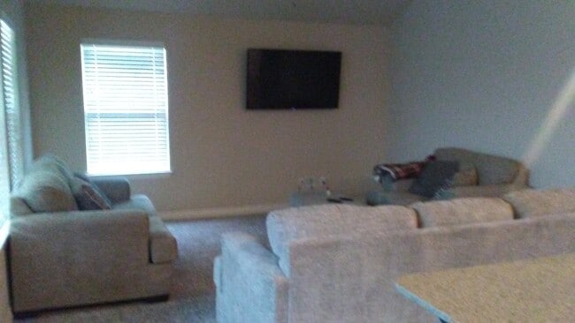 Building Photo - 3 bedroom home in a great neighborhood