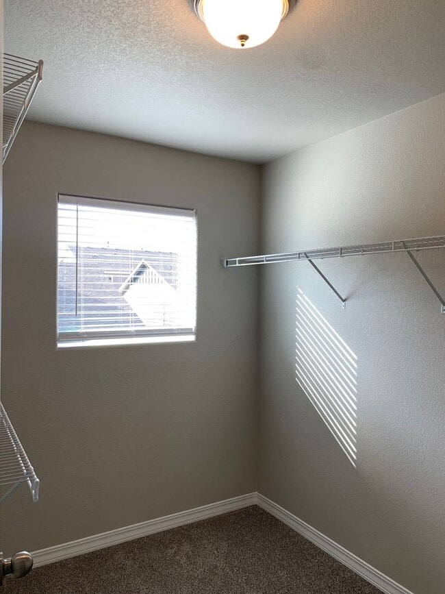 Building Photo - 3 BEDROOM TOWNHOME LOCATED in the The Town...
