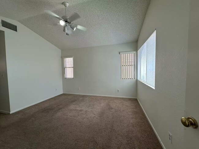 Building Photo - ozy 2-story single-family hom