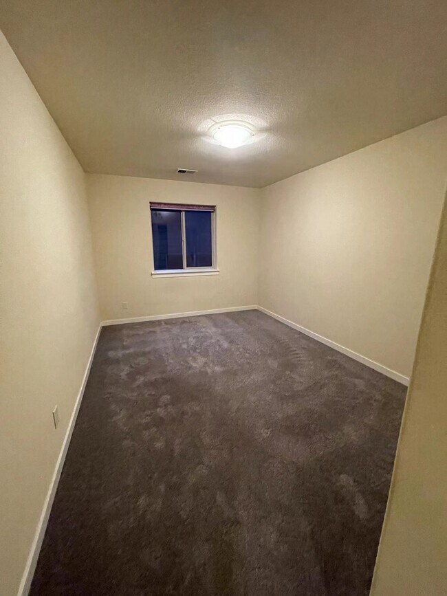 Building Photo - 2551 NW Byrne Terrace