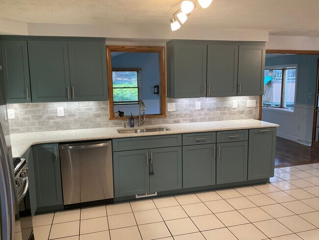 Building Photo - Spacious 3bed 3 bath Split-Level in Bethel Park – Updated Interiors & Private Backyard Oasis