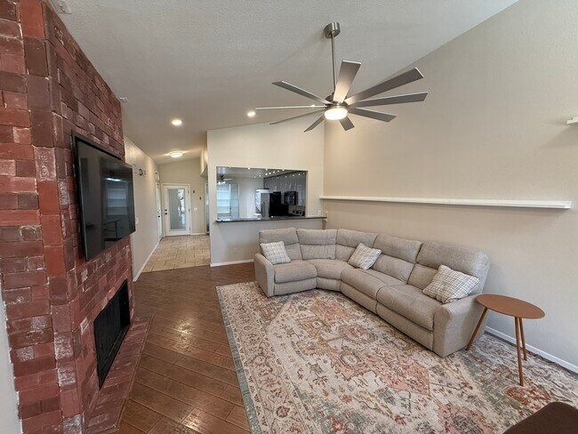 Building Photo - 1231 E Bluebell Ln