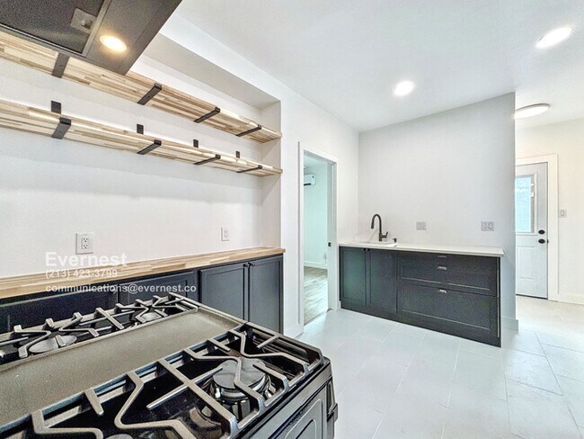 Building Photo - Lovely 2-Bedroom Duplex with Modern Comfor...