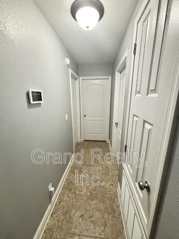Building Photo - 5892 Dunridge Drive