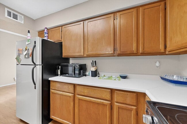 Building Photo - NE 2 Bedroom 2 Bath with Garage