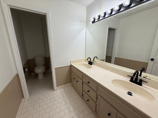 Building Photo - Luxury 4 Bed Home with Bonus Rooms and Pool