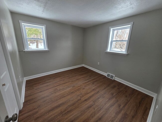 Building Photo - 8 W Chestnut Hill Rd