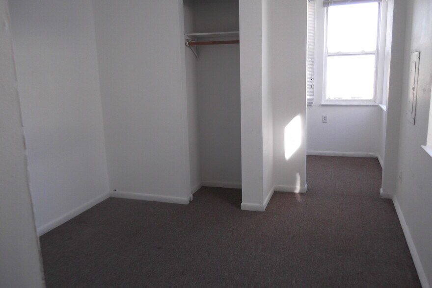 bedroom - 32 Bay Ave
