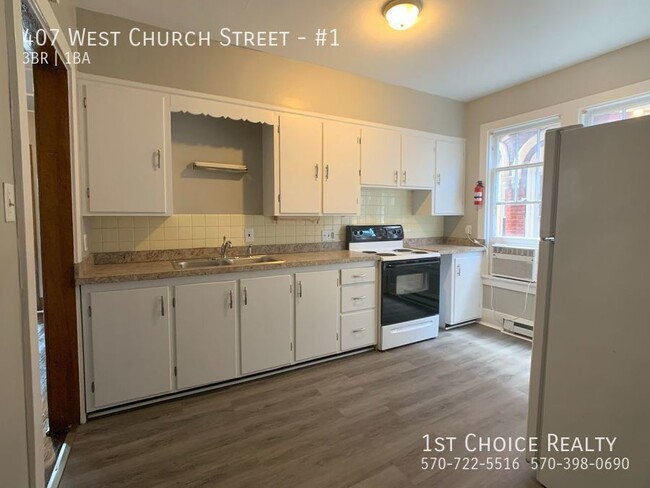 Building Photo - Beautiful remodeled 3 bedroom apartment!