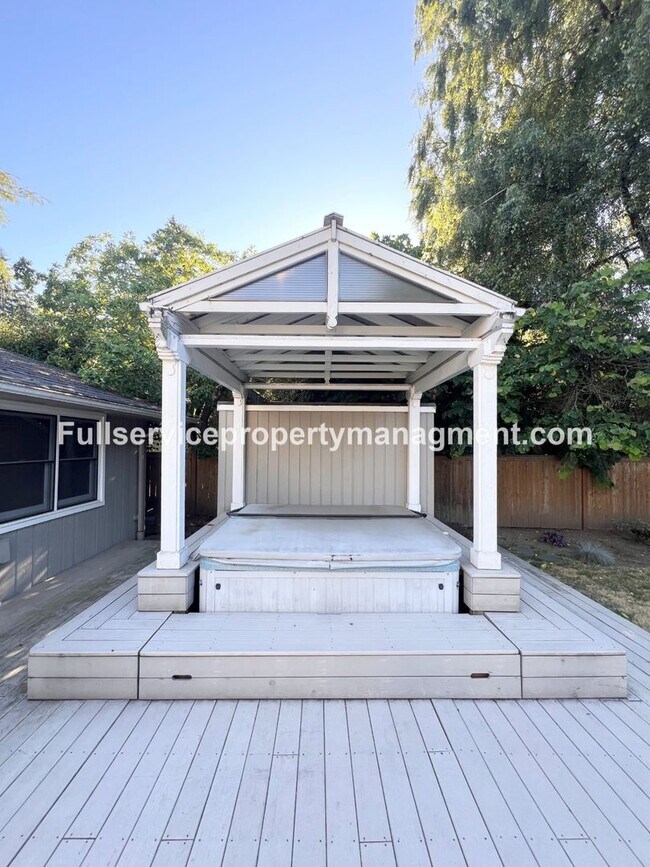 Building Photo - Beautiful Mercer Island Home with Private Hot Tub Pavillion & Spacious Floor Plan
