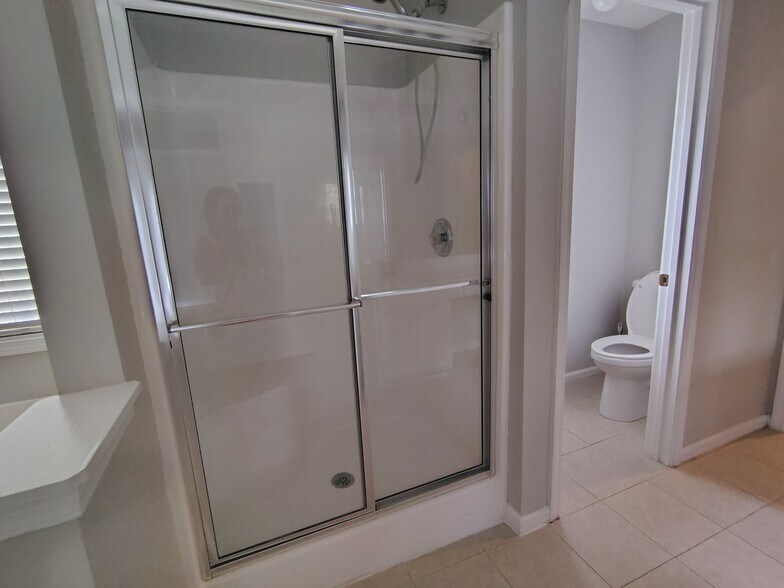 Master bathroom - 5679 Post Mill Ct