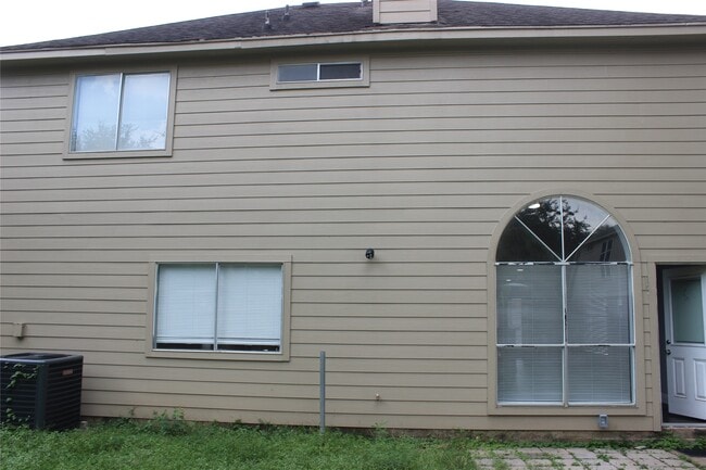 Building Photo - 1914 Wildwood Ridge Dr