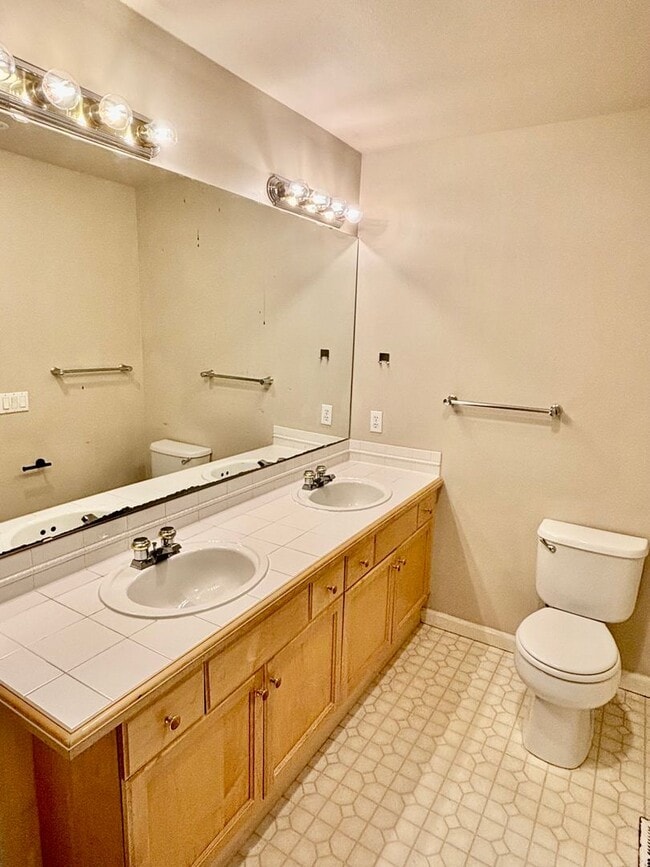 Building Photo - 2 Bed / 2 Bath Bellevue Condo $2,595/mo
