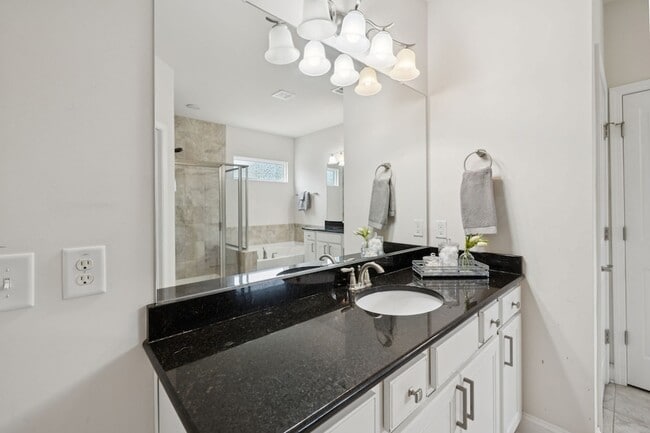 Building Photo - 1719 Biscayne Dr