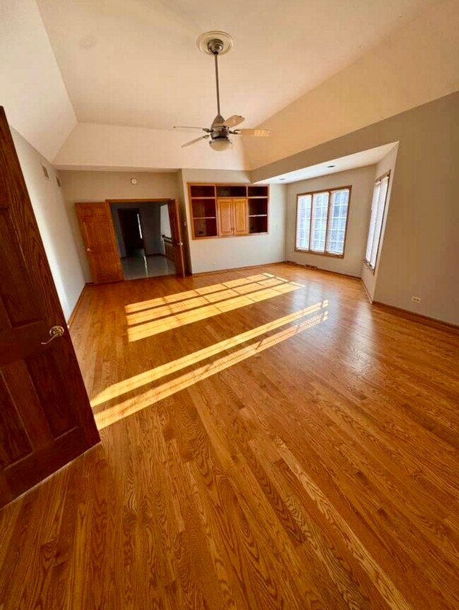 Building Photo - 8S210 Stonehedge Dr