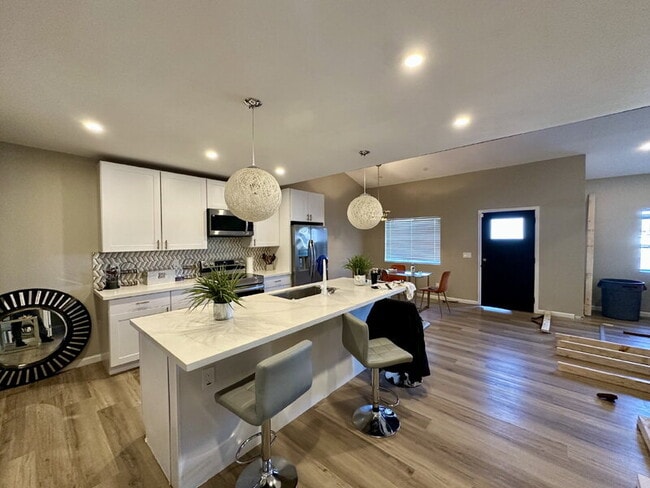 Building Photo - 2029 W Adams St