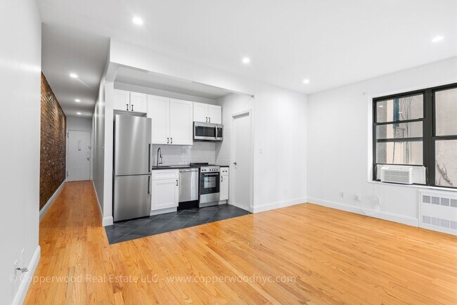 Interior Photo - 315 East 84th St