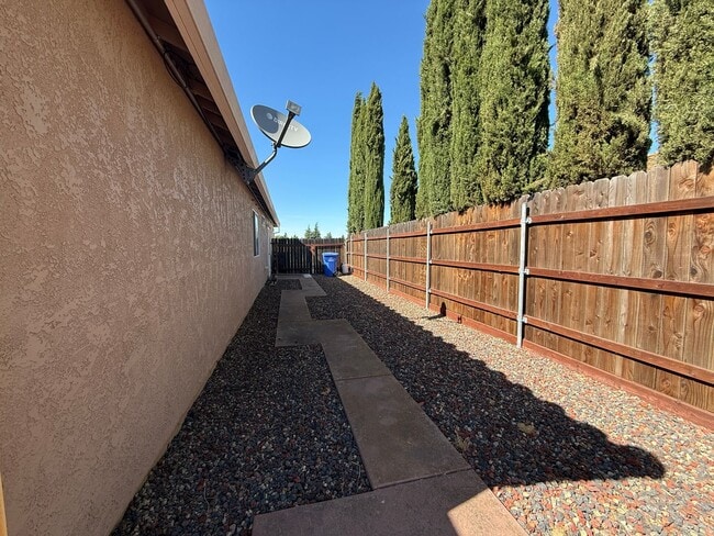 Building Photo - Charming 3 bedroom, 2 bathroom home locate...