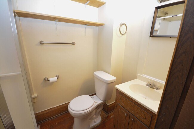 Building Photo - Charming 2 bedroom with beautiful features!