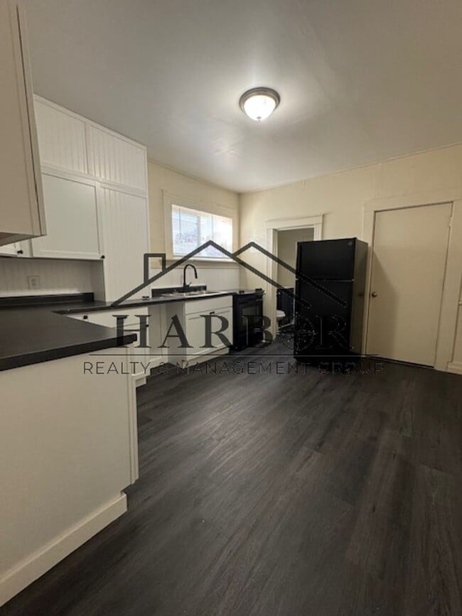 Building Photo - 1/2 Off first full month of rent!