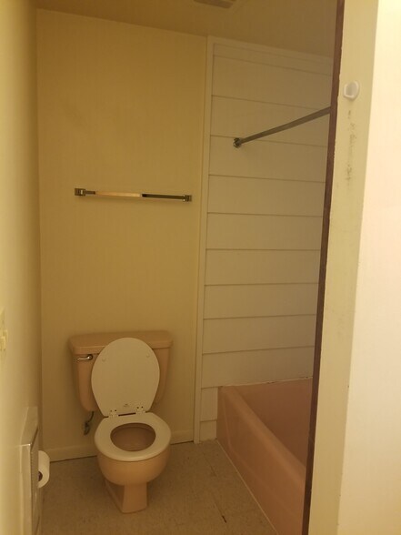 Building Photo - 2752 University Ave