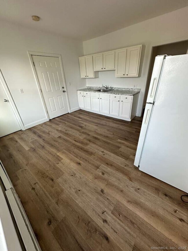 Building Photo - 220 Maplewood Ave