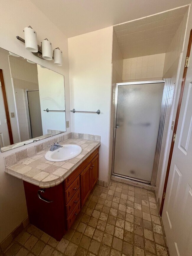 Building Photo - Charming 3 Bedroom 2 Bath home with large ...