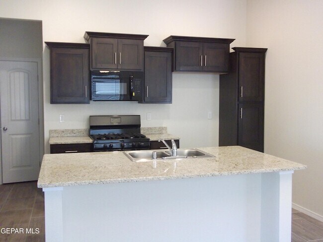 Building Photo - 5013 Vincent James St