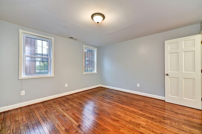 Building Photo - 1921 9 1/2 St NW