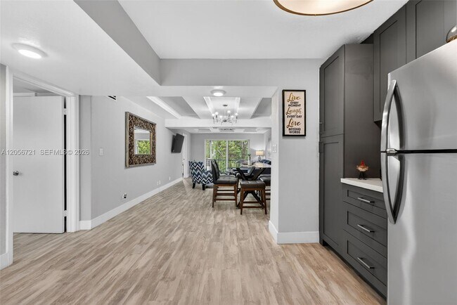 Building Photo - 681 S Hollybrook Dr