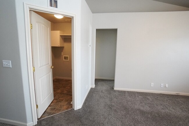 Building Photo - 1445 W Silver Salmon Dr