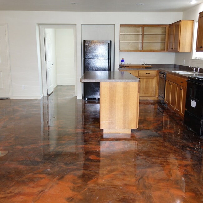 Building Photo - TAHITIAN VILLAGE ENTERTAINING READY -  3 BEDROOM / 2 BATH HOME