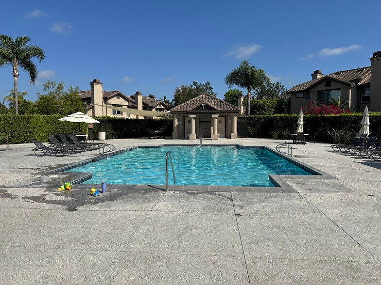Building Photo - 5 Meadowbrook