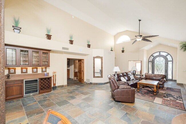 Building Photo - 4725 N Brookview Terrace