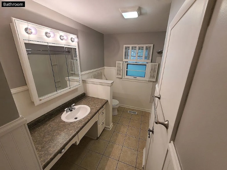 Building Photo - 11 Jan Ave