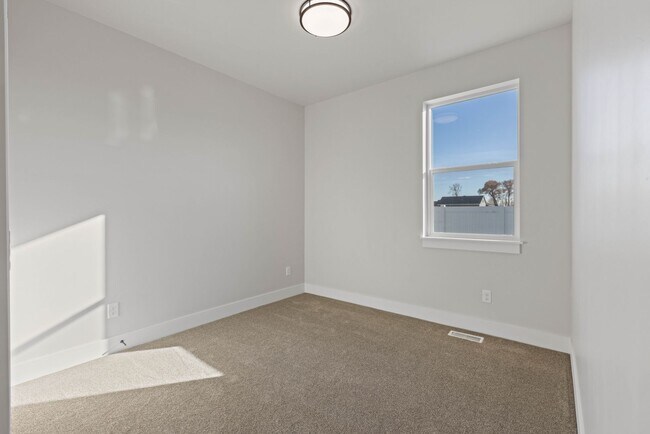 Building Photo - LEASE TAKE OVER PLEASE CALL TENANTS BRITTNEY 480-868-7733 OR Gunner Norton 480-450-0666 -FOR THIS...