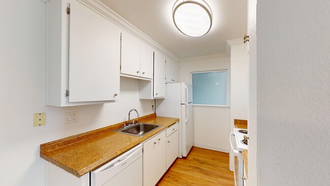 Building Photo - 521 Alameda del Prado