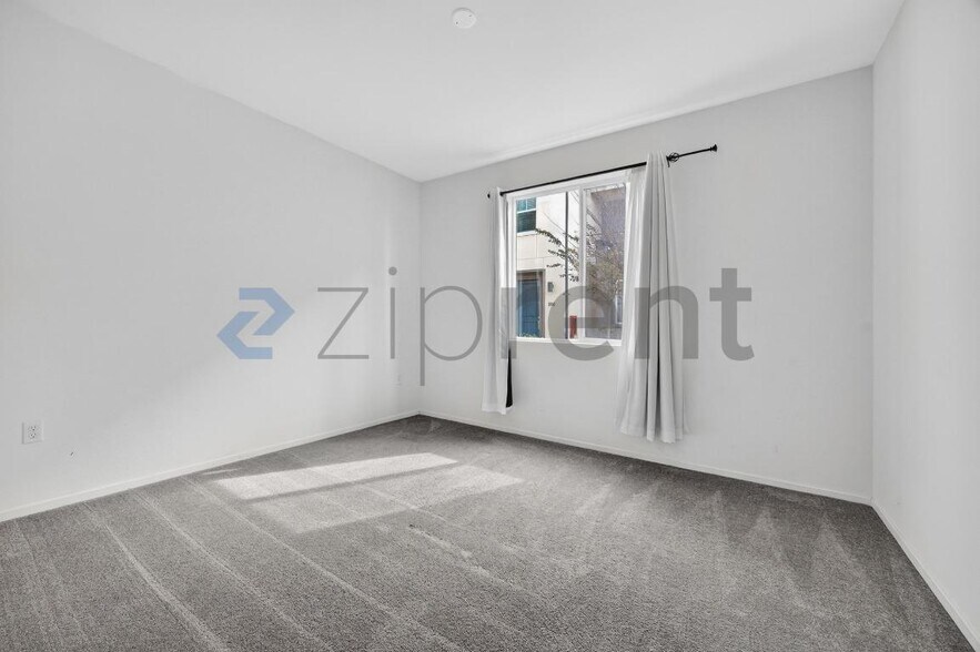 Building Photo - 5252 Beachfront Cove